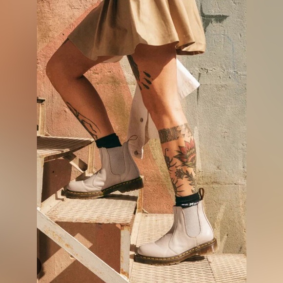 Dr. Martens Women's 2976 Vintage Virginia Leather Chelsea Boots in Vintage Taupe - Picture 1 of 9